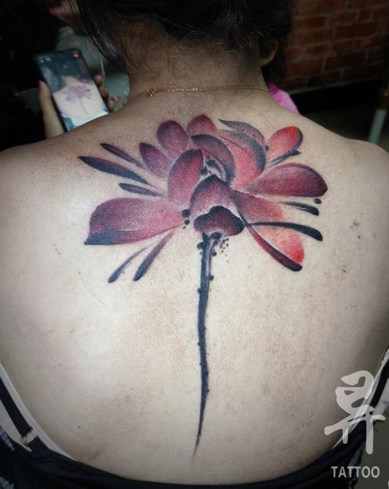 水墨纹身图片_背部水墨莲花纹身图案