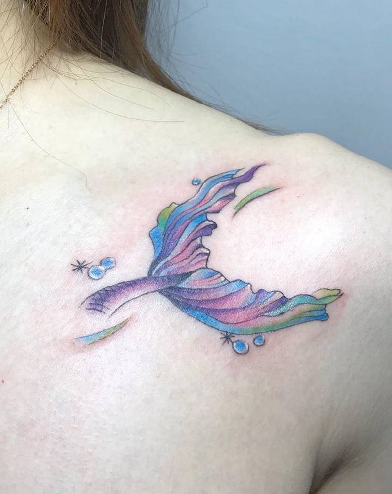 鱼尾纹身图片_肩部胸部水彩美人鱼尾巴纹身图案