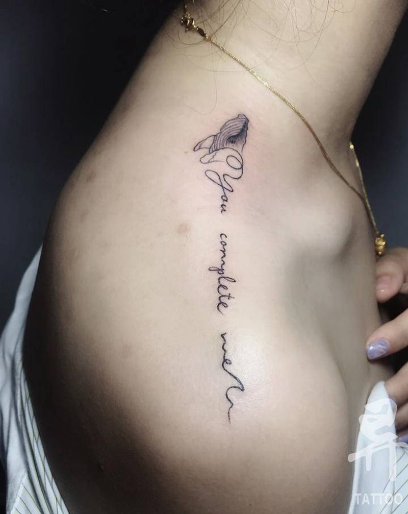 鲸鱼纹身图片_肩部胸部花体字点刺鲸鱼字母纹身图案