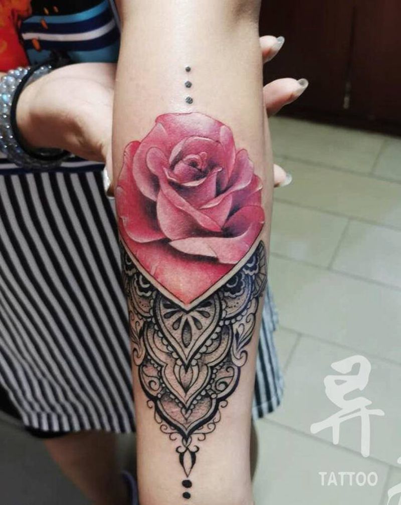 玫瑰纹身图片_手臂腿部点刺欧美写实曼陀罗玫瑰纹身图案