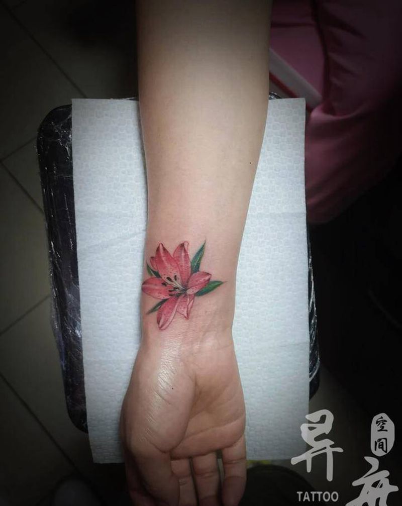 百合纹身图片_手臂水彩花纹身图案