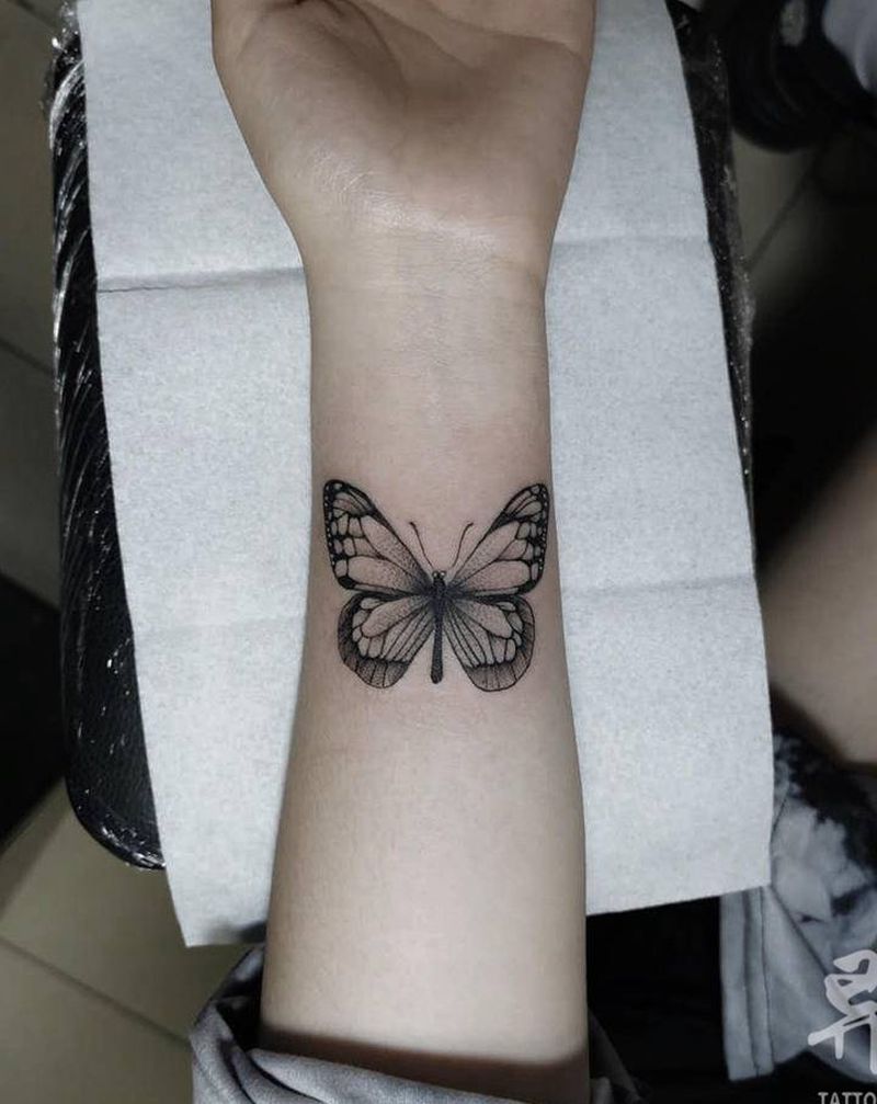 蝴蝶纹身图片_手臂腿部点刺小清新纹身图案