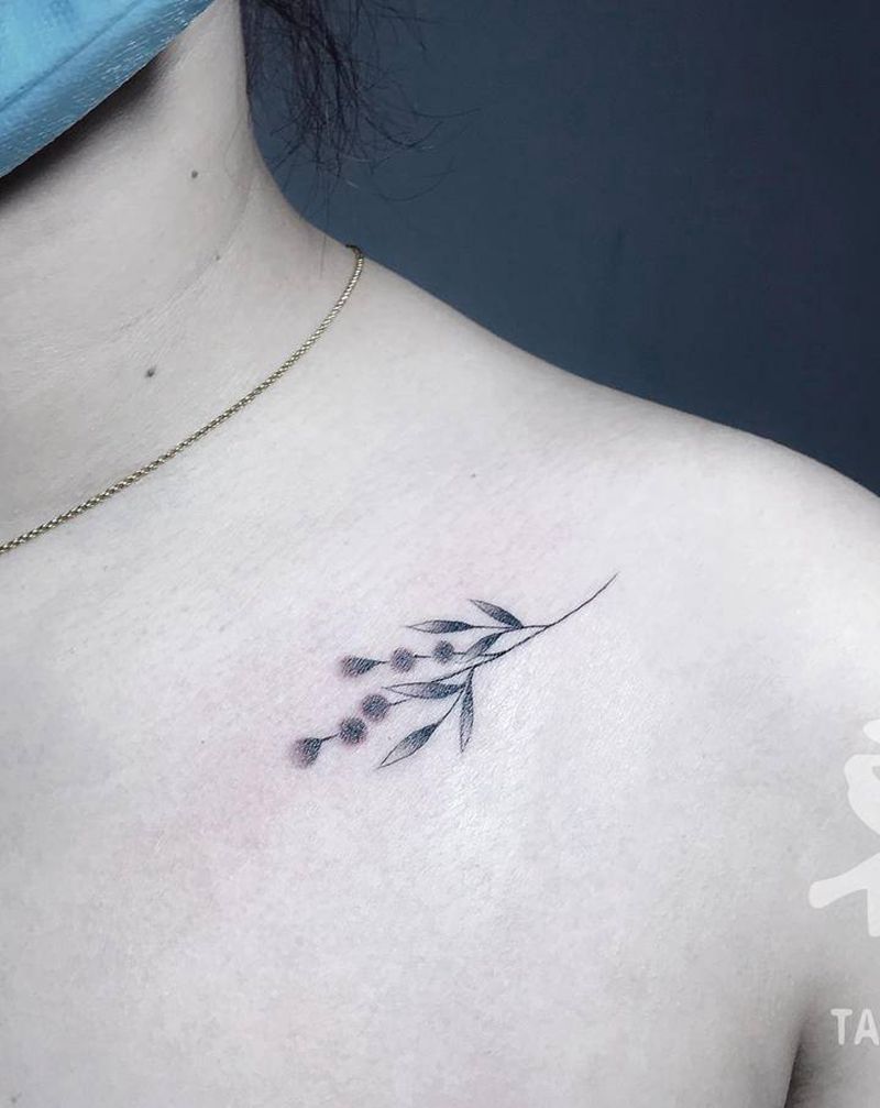 小清新纹身图片_肩部胸部点刺植物小清新纹身图案