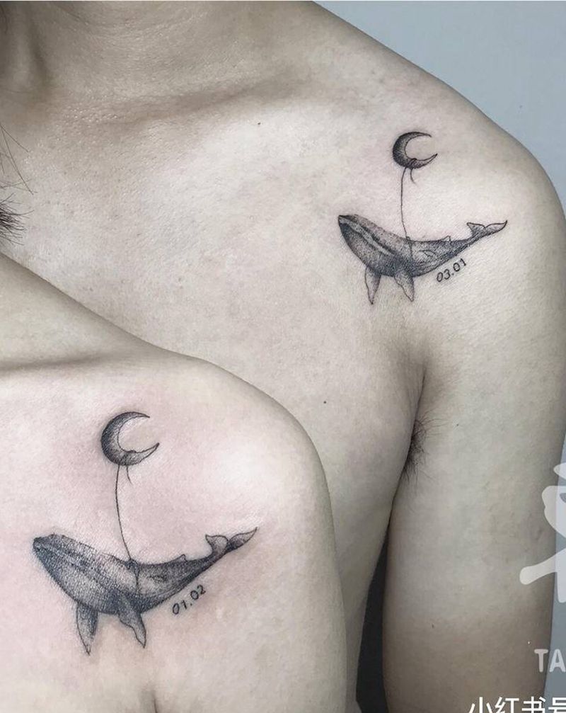 情侣纹身图片_胸部肩部点刺鲸鱼月亮小清新纹身图案