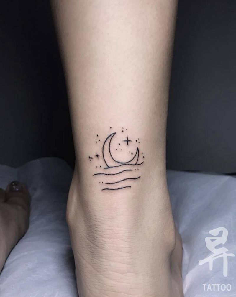月亮纹身图片_腿部脚部点刺几何月亮纹身图案