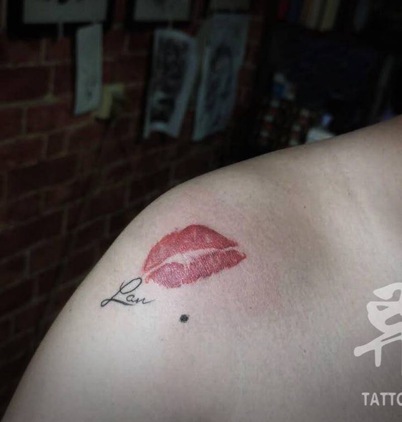 红唇纹身图片_肩部胸部图腾水彩口红印纹身图案