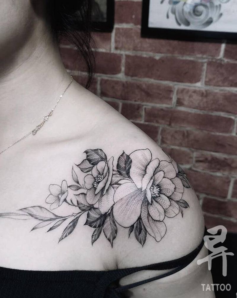 肩花纹身图片_肩部点刺素花小清新纹身图案