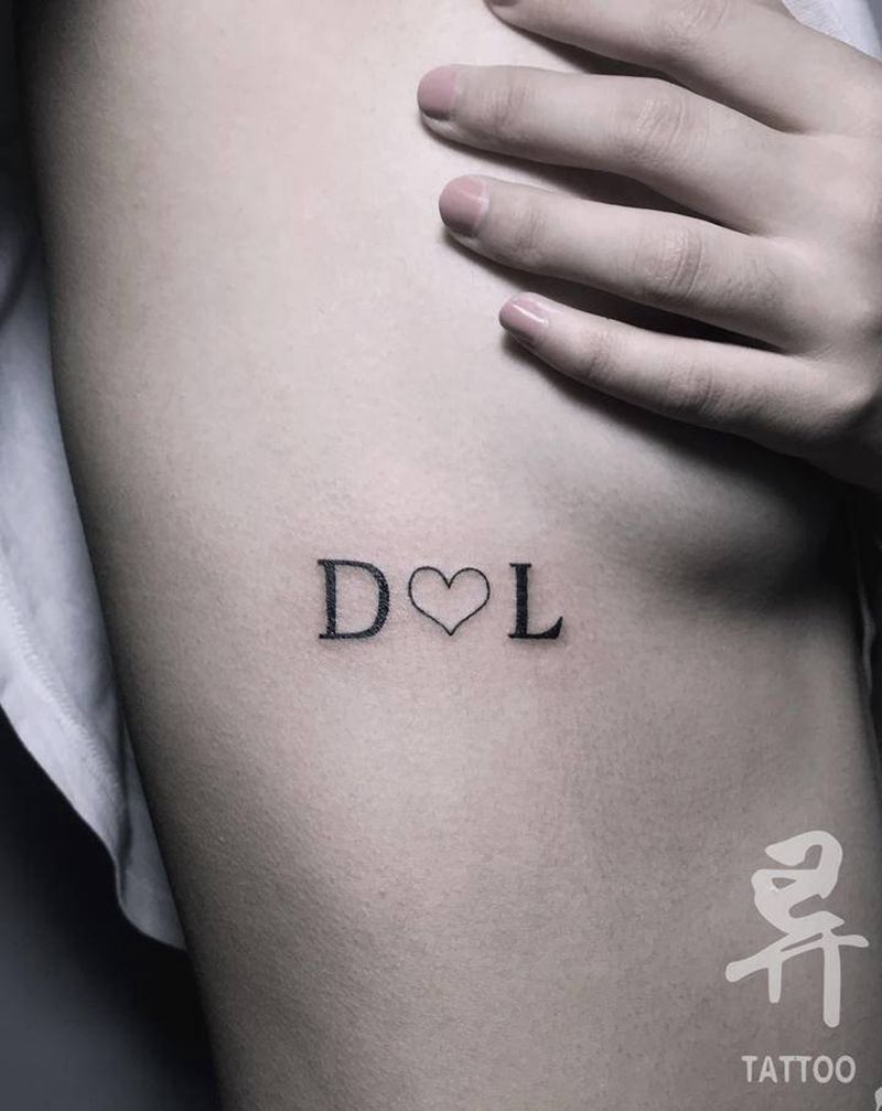 字母纹身图片_胸部几何花体字英文纹身图案