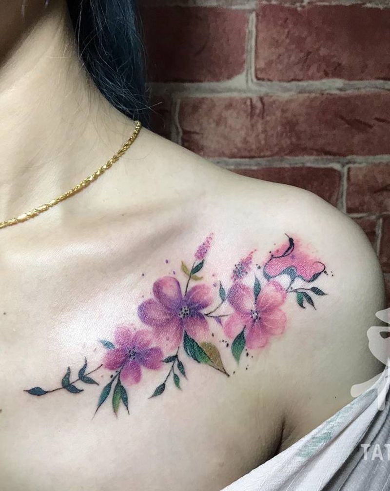 花纹身图片_胸部肩部水彩纹身图案