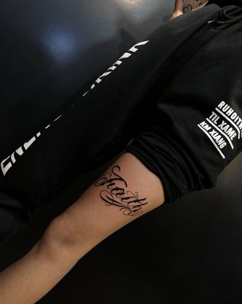 花体字纹身图片_腿部花体字纹身图案