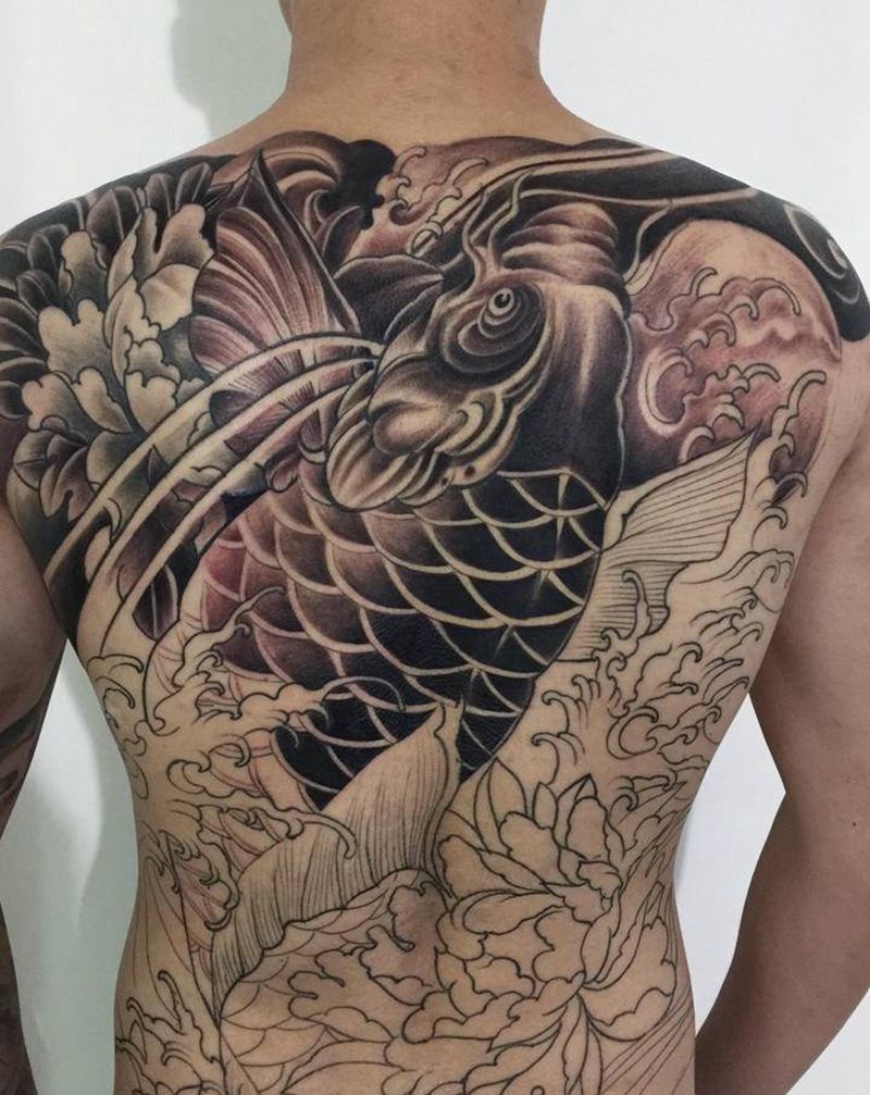 富贵鲤鱼纹身图片_背部纹身图案