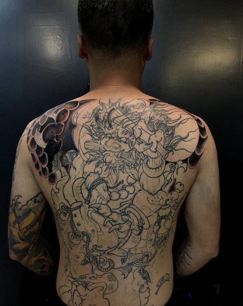 未完成纹身图片_背部纹身图案