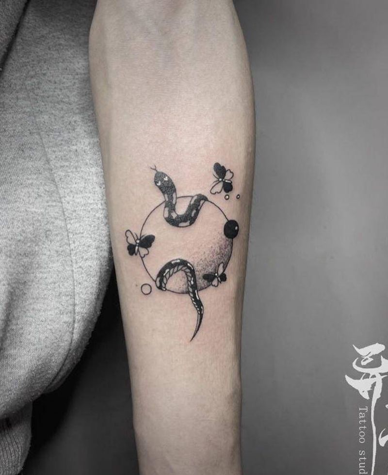 黑灰小蛇纹身图片_手臂腿部点刺几何蛇小清新纹身图案