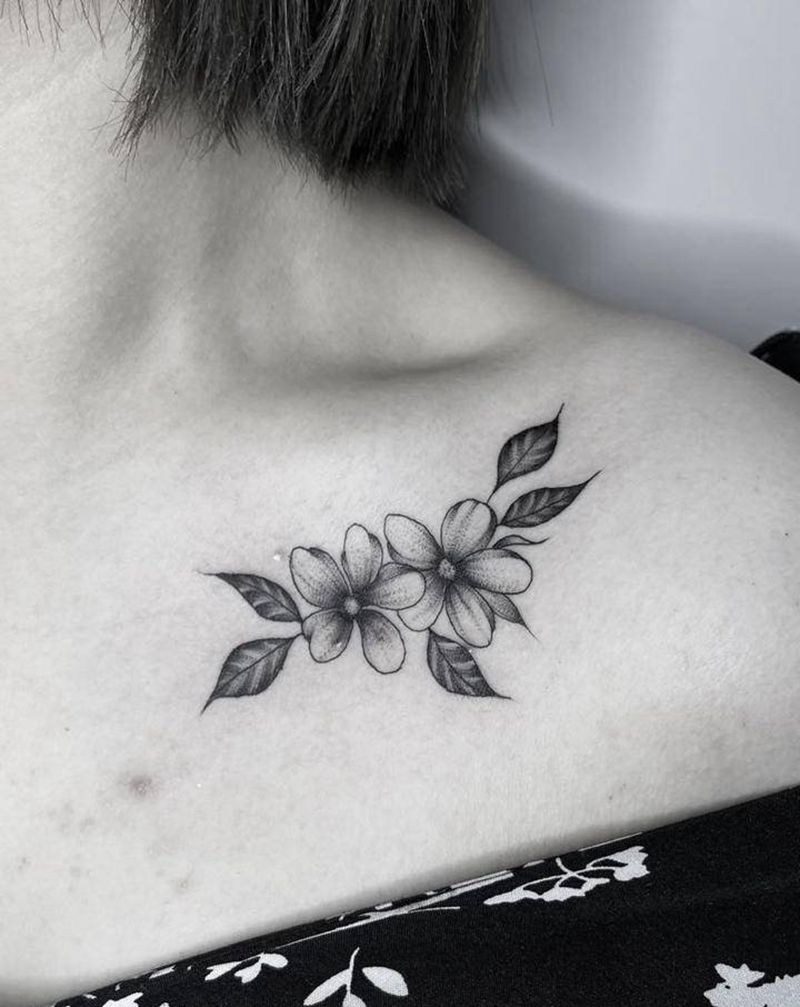 锁骨素花纹身图片_肩部胸部点刺素花小清新纹身图案