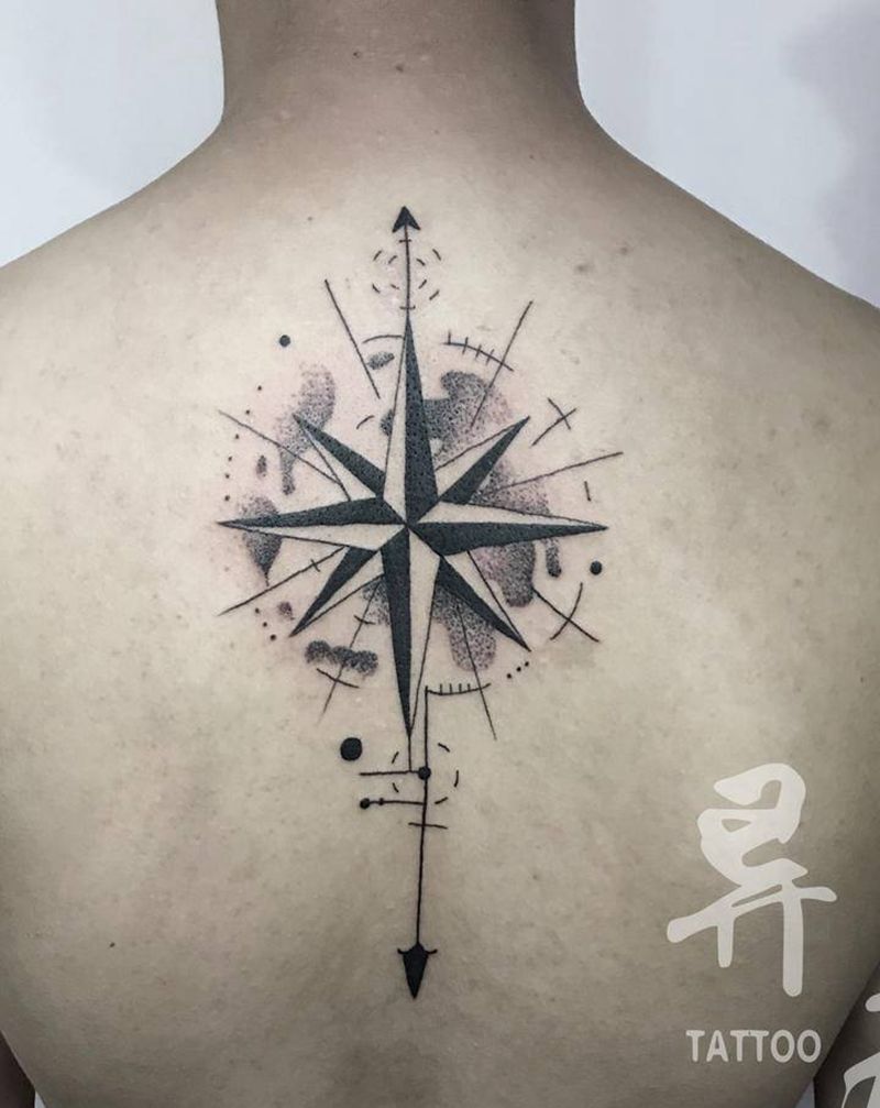 指南针纹身图片_背部点刺几何指南针纹身图案