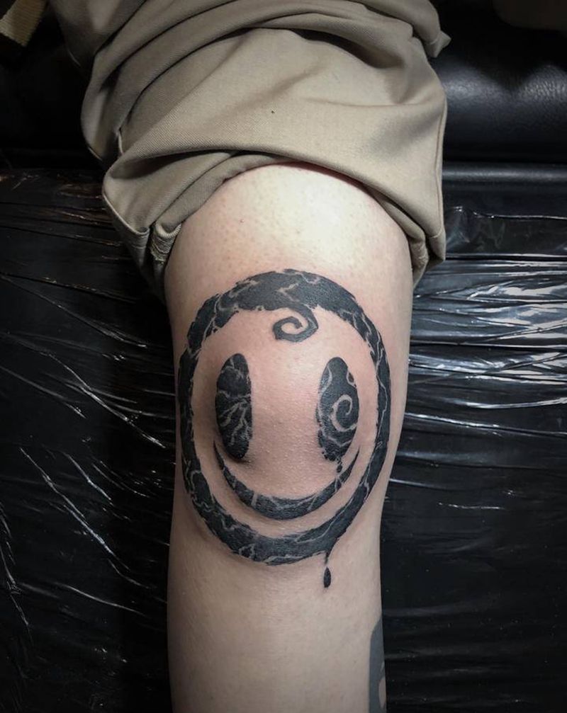 膝盖笑脸纹身图片_腿部图腾纹身图案