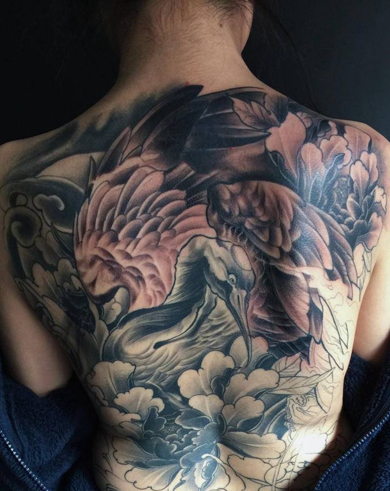 满背鹤未完成纹身图片_背部新传统纹身图案