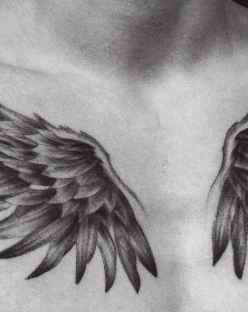 翅膀纹身图片_胸部纹身图案