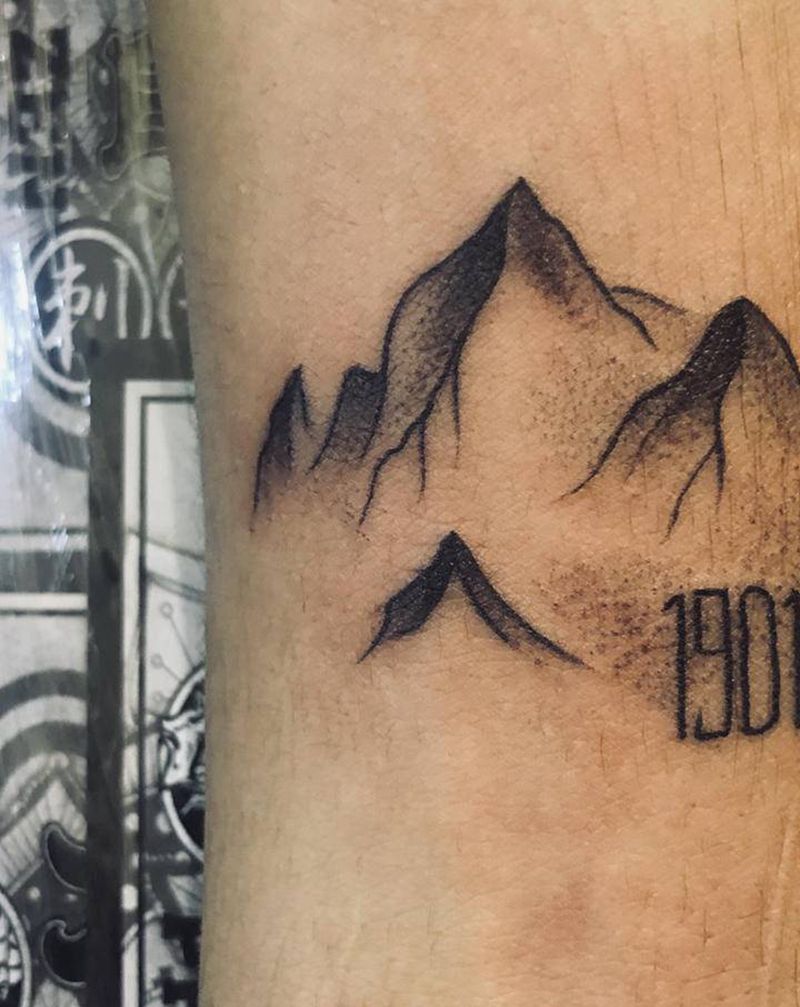 山纹身图片_手臂点刺纹身图案