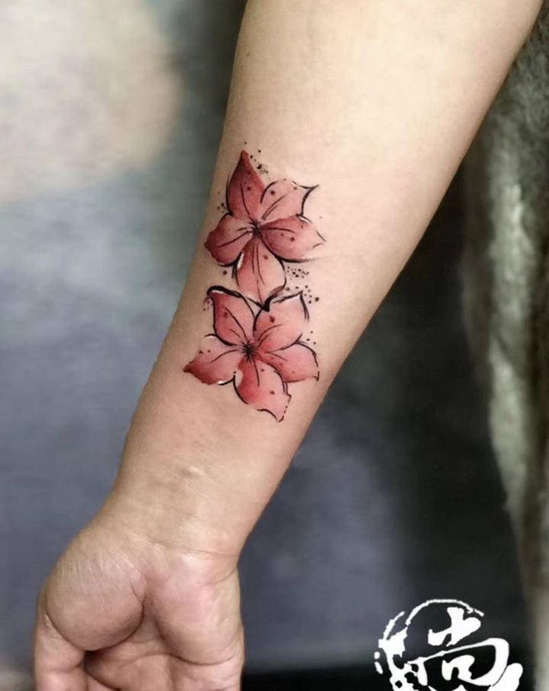 花纹身图片_手臂水彩纹身图案