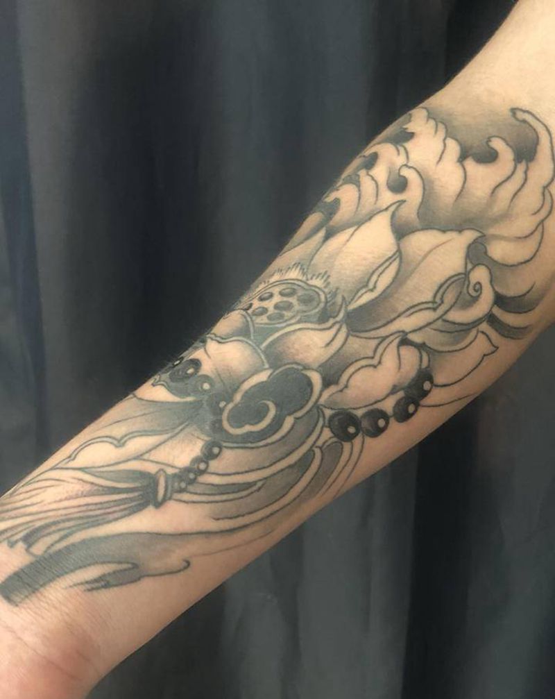 荷花纹身图片_手臂腿部新传统纹身图案