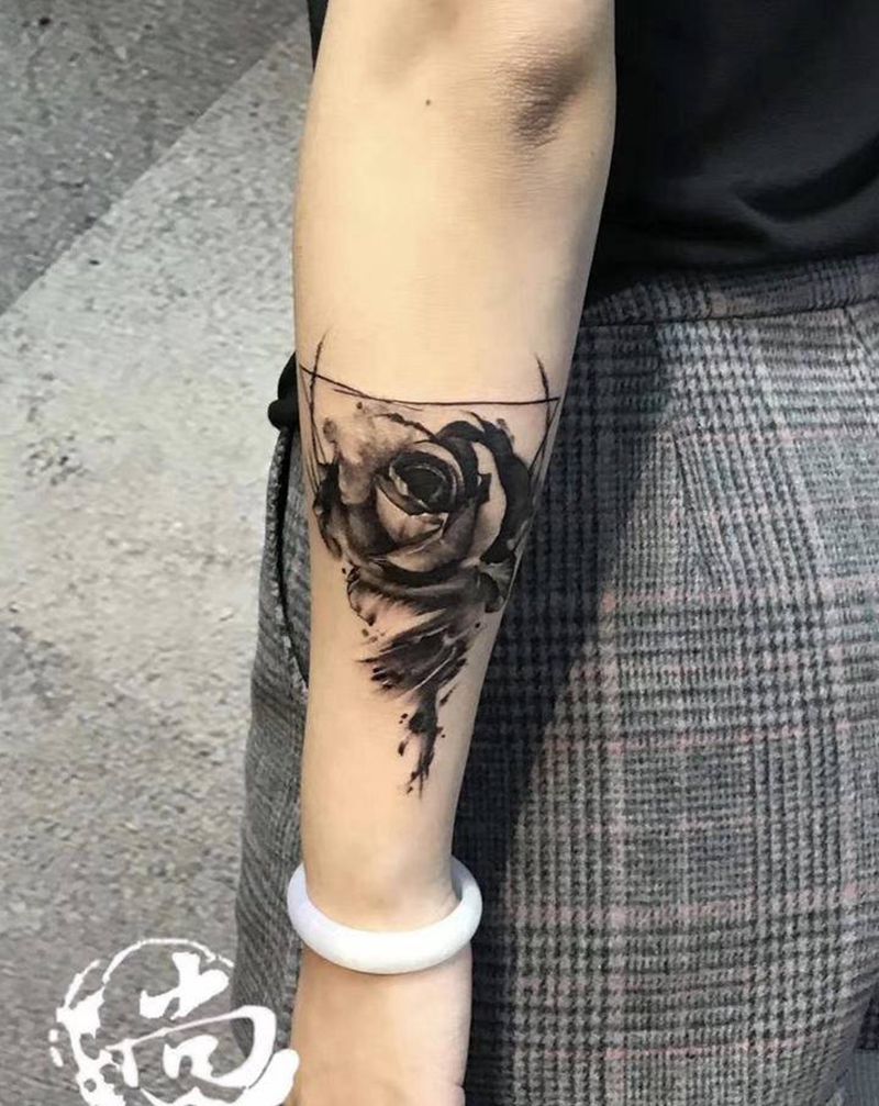 遮盖玫瑰纹身图片_手臂欧美写实水墨纹身图案