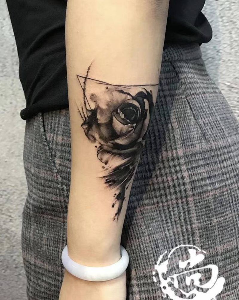 玫瑰遮盖纹身图片_手臂欧美写实水墨纹身图案