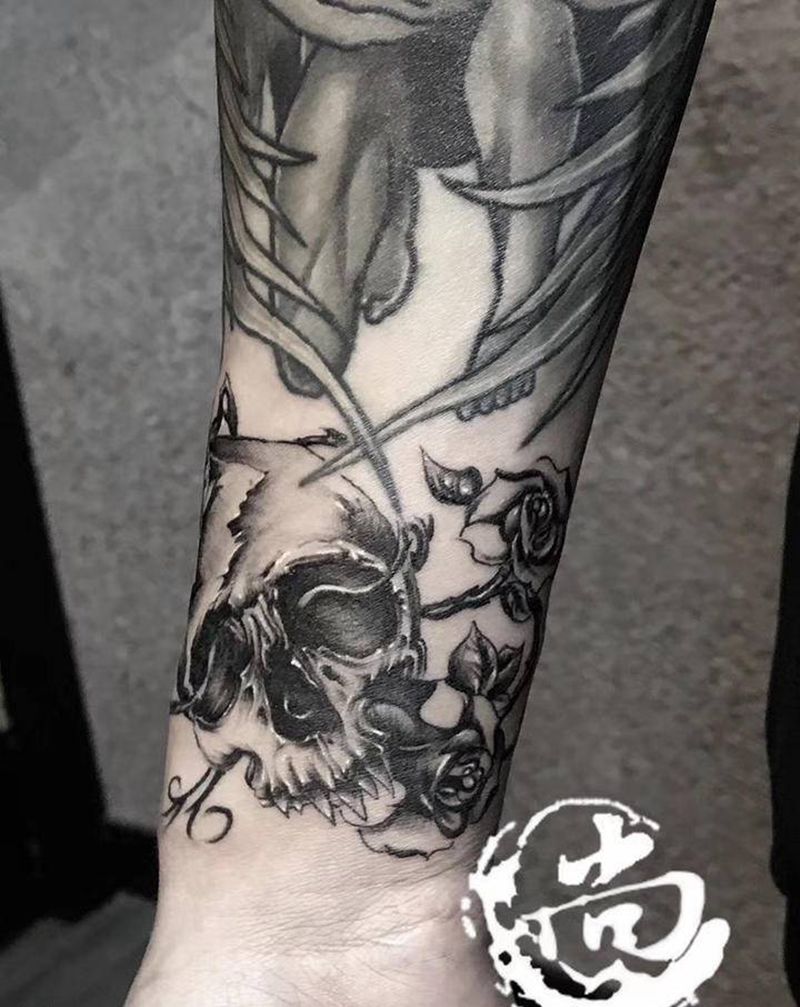 夹缝中的骷髅纹身图片_手臂欧美写实纹身图案