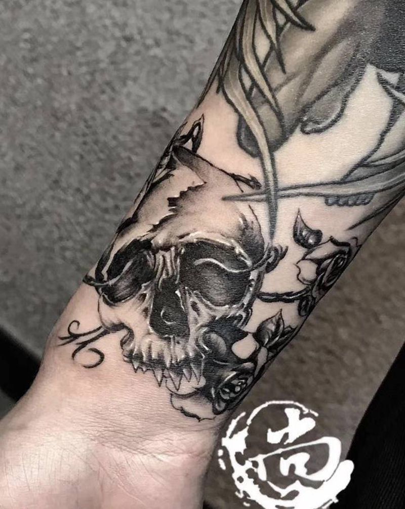 夹缝中的骷髅纹身图片_手臂欧美写实纹身图案