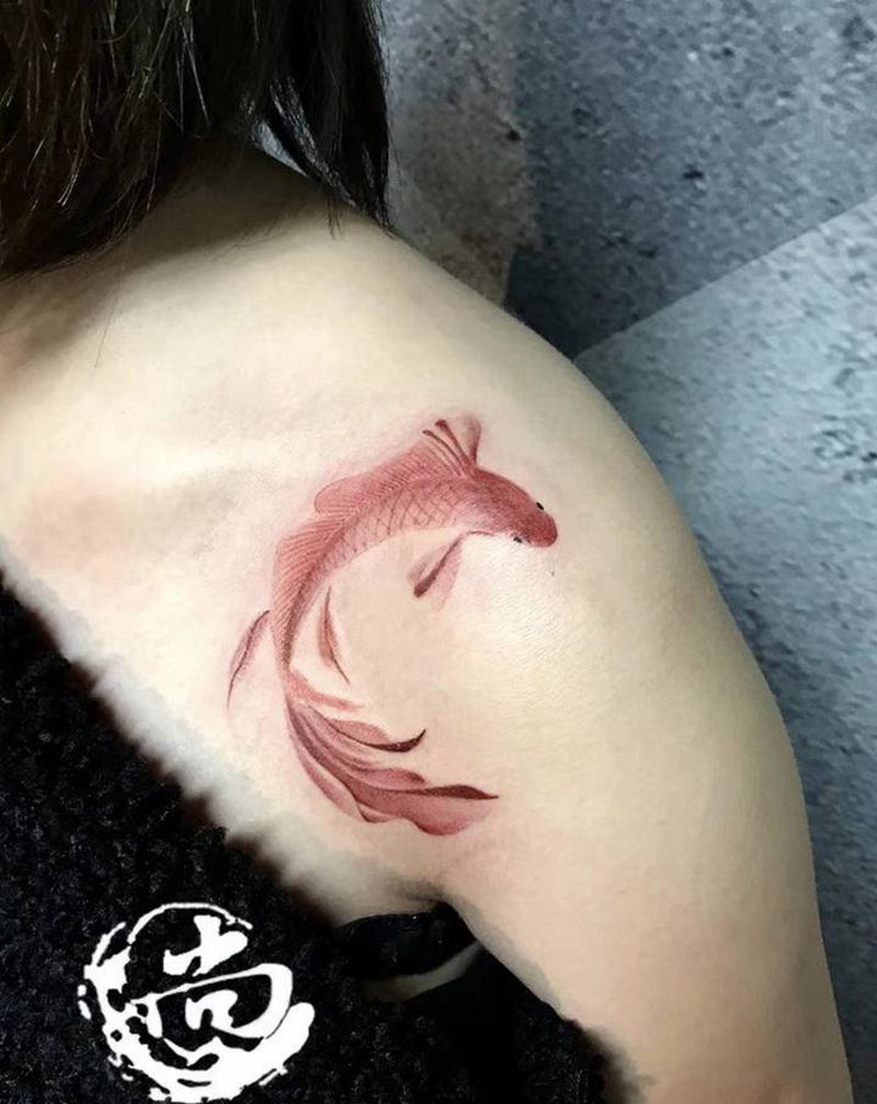 肩花鱼纹身图片_肩部水彩纹身图案