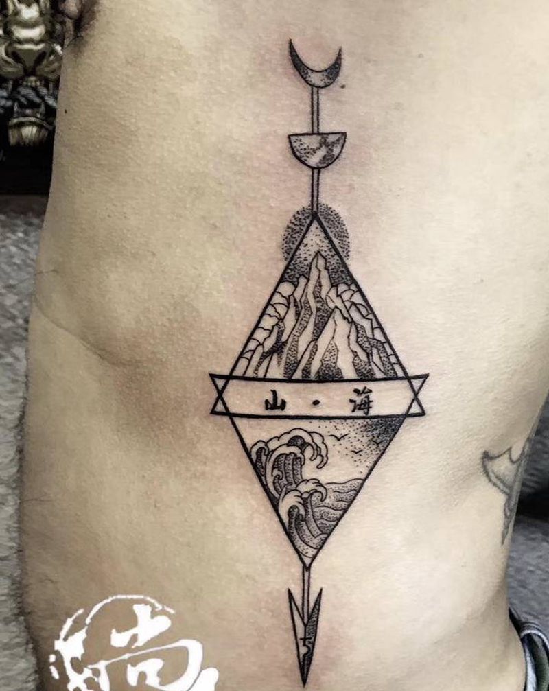 山海纹身图片_腰部几何点刺纹身图案