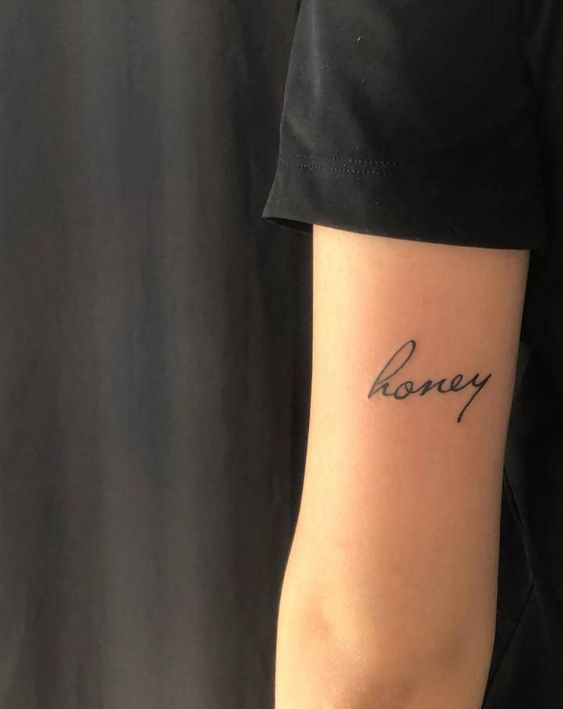 Honey纹身图片_手臂花体字纹身图案