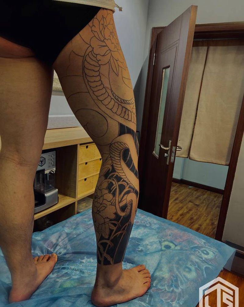 传统蛇花腿纹身图片_腿部老传统纹身图案