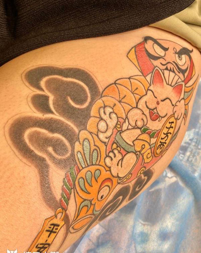 腿面招财猫纹身图片_腿部老传统纹身图案