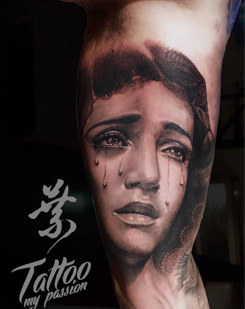 悲伤哭泣圣母纹身图片_手臂欧美写实大臂内侧圣母哭泣纹身图案