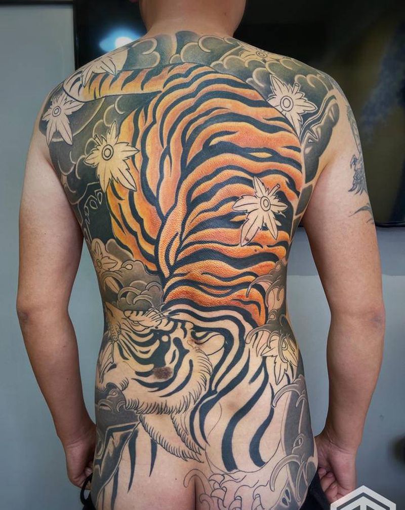 传统满背虎纹身图片_背部老传统纹身图案