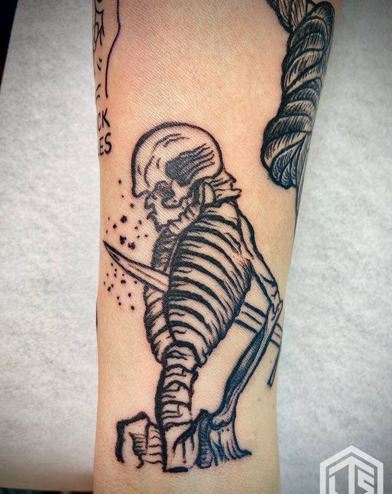 背后捅刀纹身图片_手臂几何点刺纹身图案