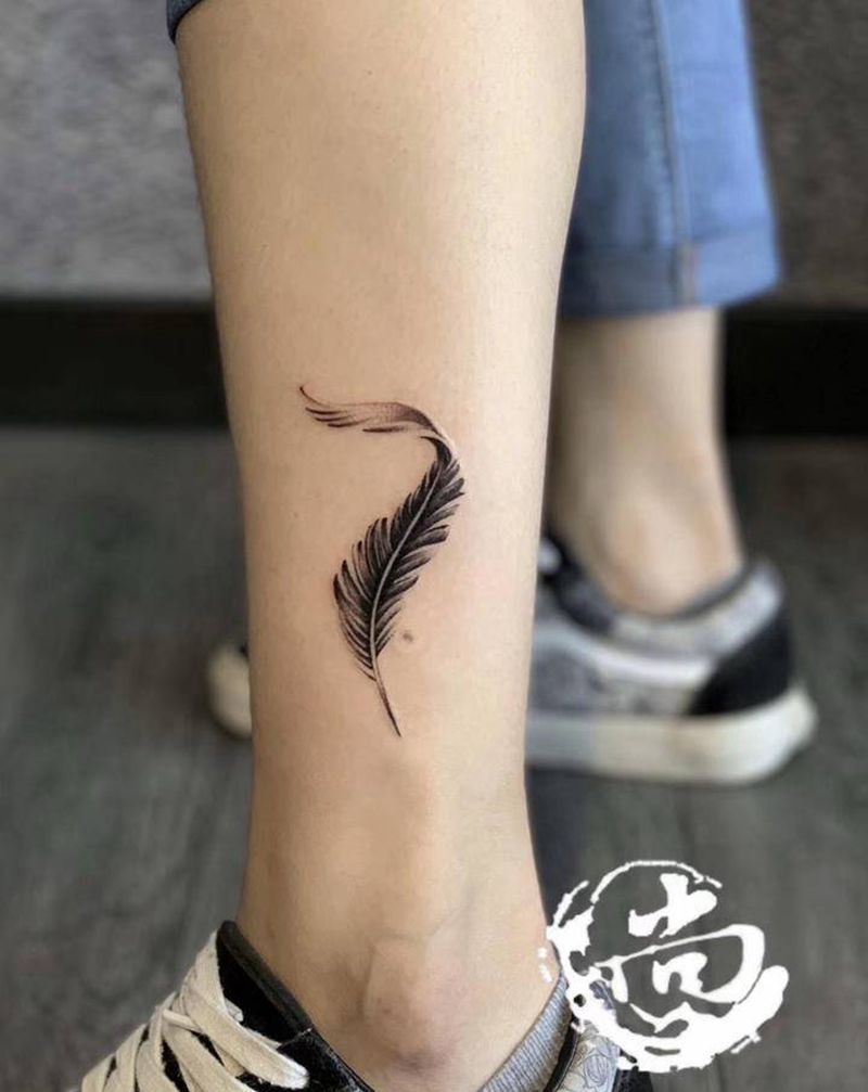羽毛纹身图片_腿部欧美写实纹身图案