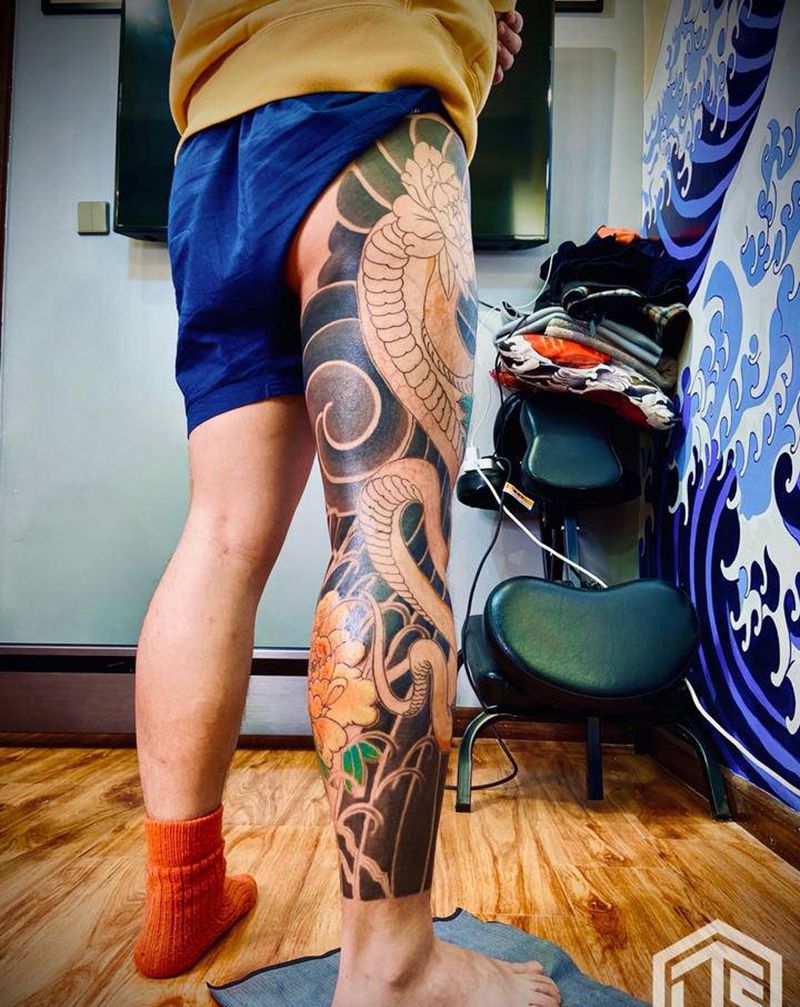 蛇花腿纹身图片_腿部老传统纹身图案