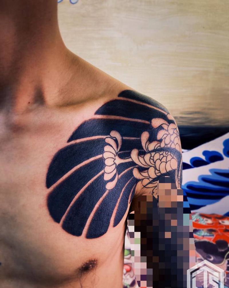 鱼菊七分袖半胛遮盖纹身图片_手臂胸部老传统纹身图案