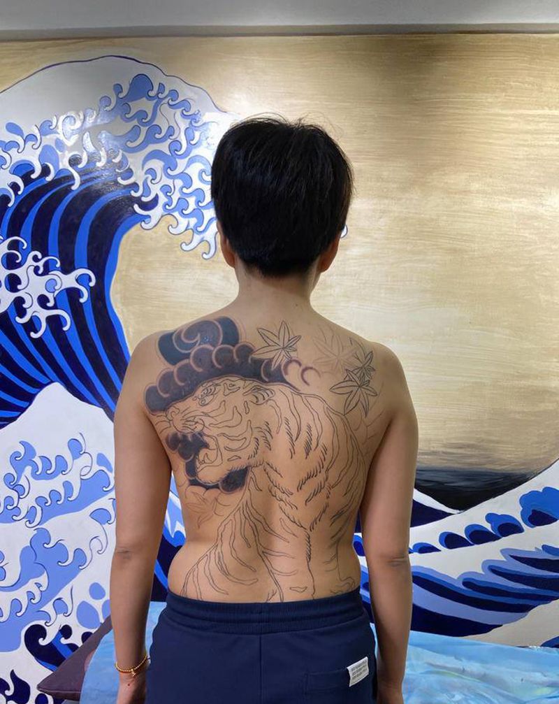 女满背虎纹身图片_背部老传统纹身图案