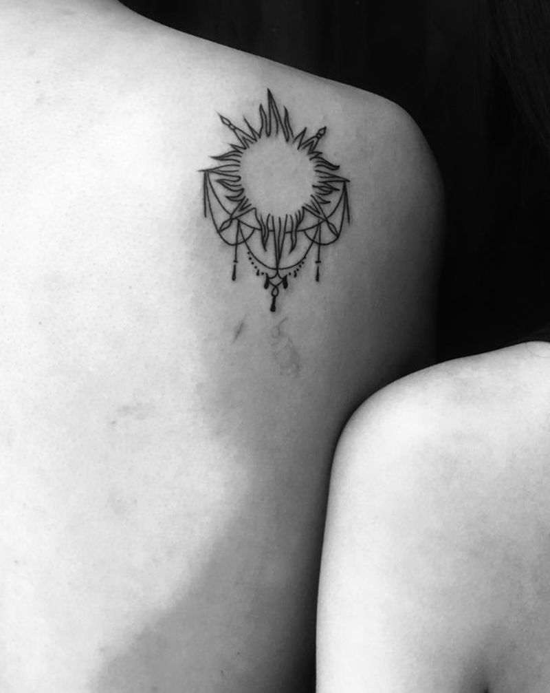 情侣纹身/日月纹身图片_肩部点刺纹身图案