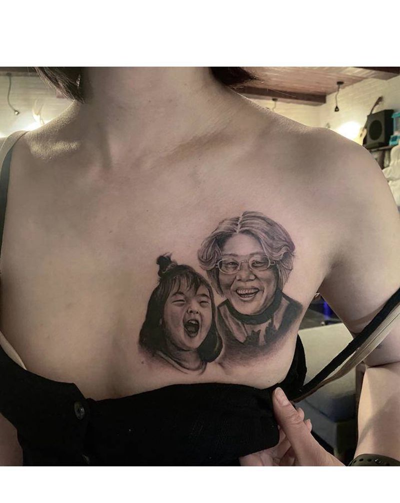 家人肖像纹身图片_胸部欧美写实母亲孩子家人纹身图案