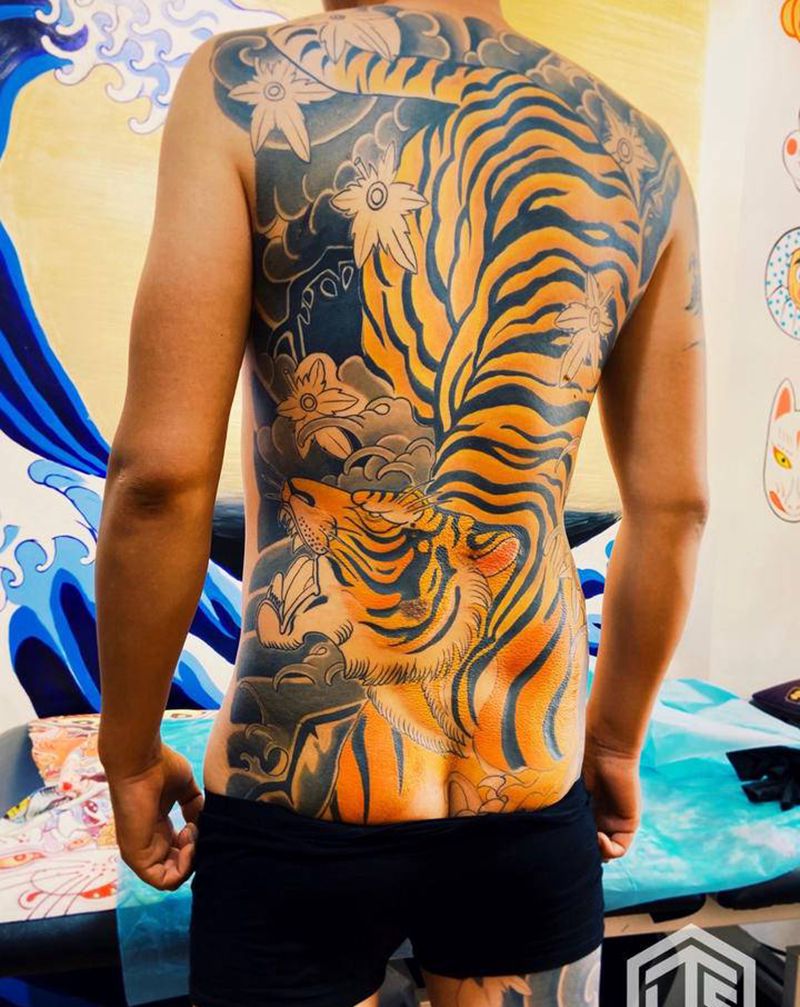 满背虎上色（未完成）纹身图片_肩部老传统纹身图案