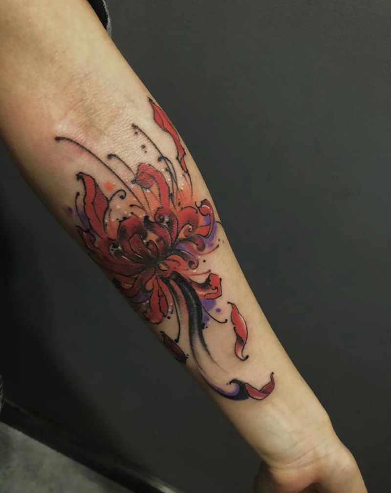 彼岸花修改纹身图片_臀部水彩纹身图案