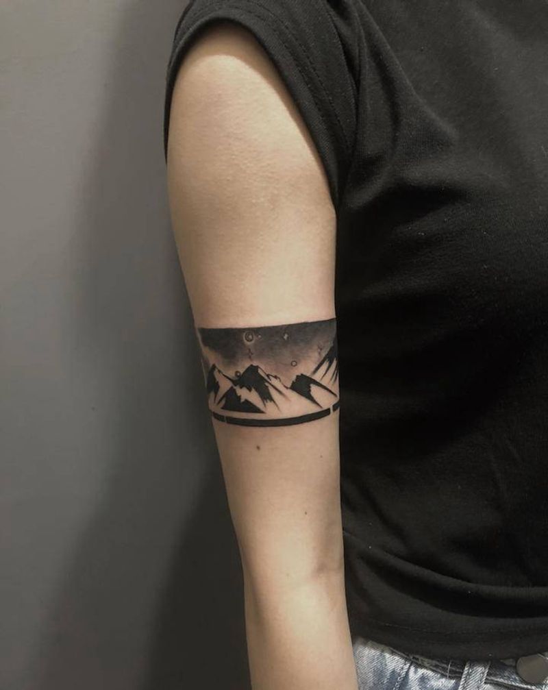 一组情侣图纹身图片_臀部几何纹身图案