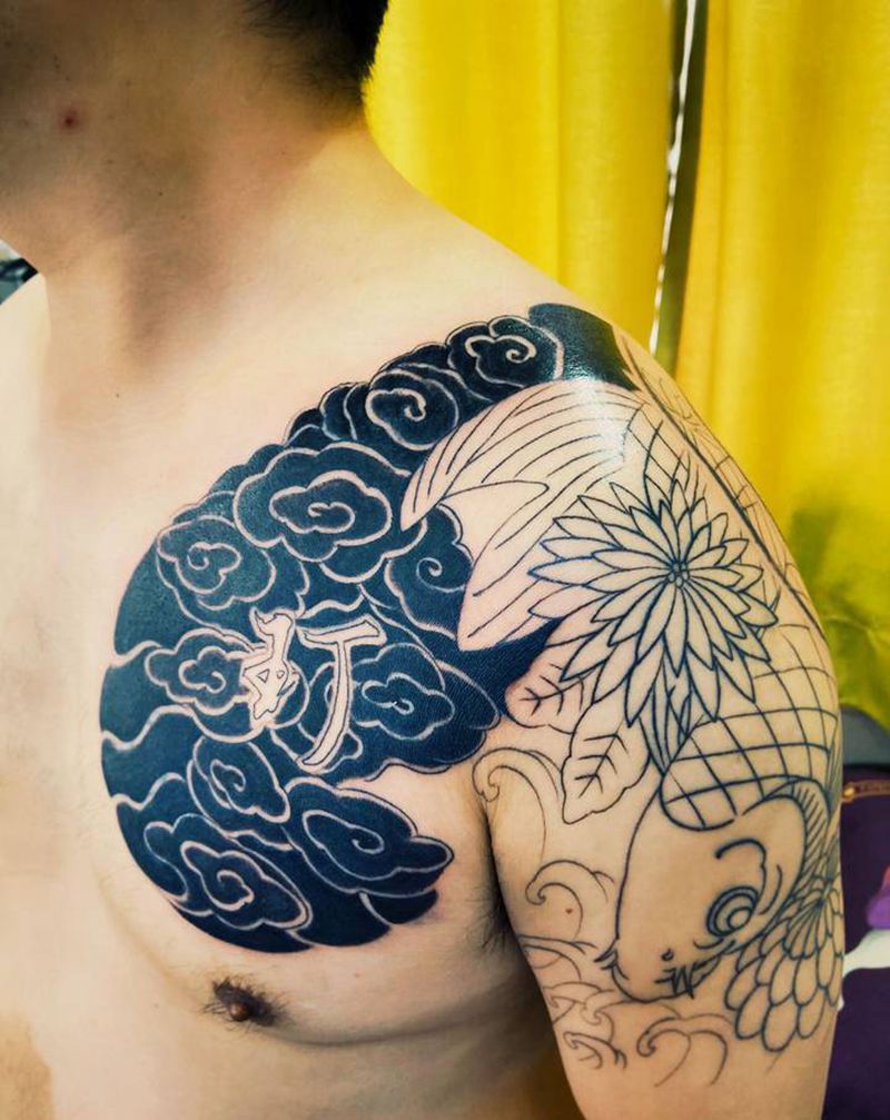 遮盖半胛锦鲤纹身图片_胸部手臂老传统纹身图案