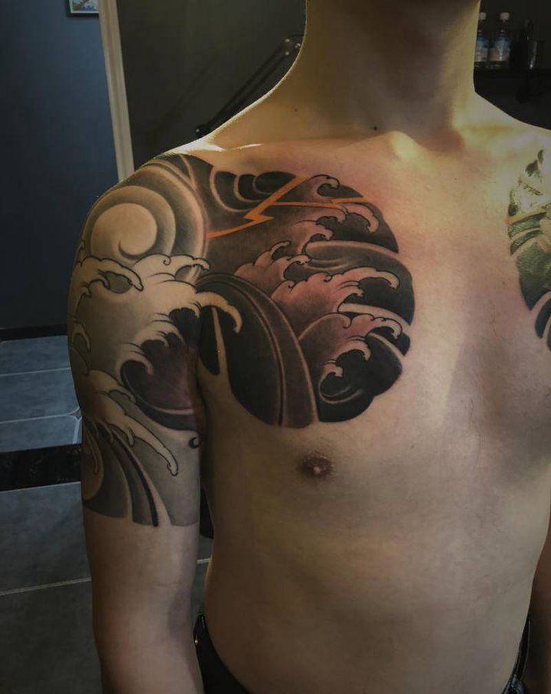 传统半胛纹身图片_胸部老传统纹身图案