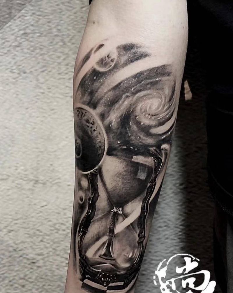 沙漏星空纹身图片_手臂欧美写实纹身图案