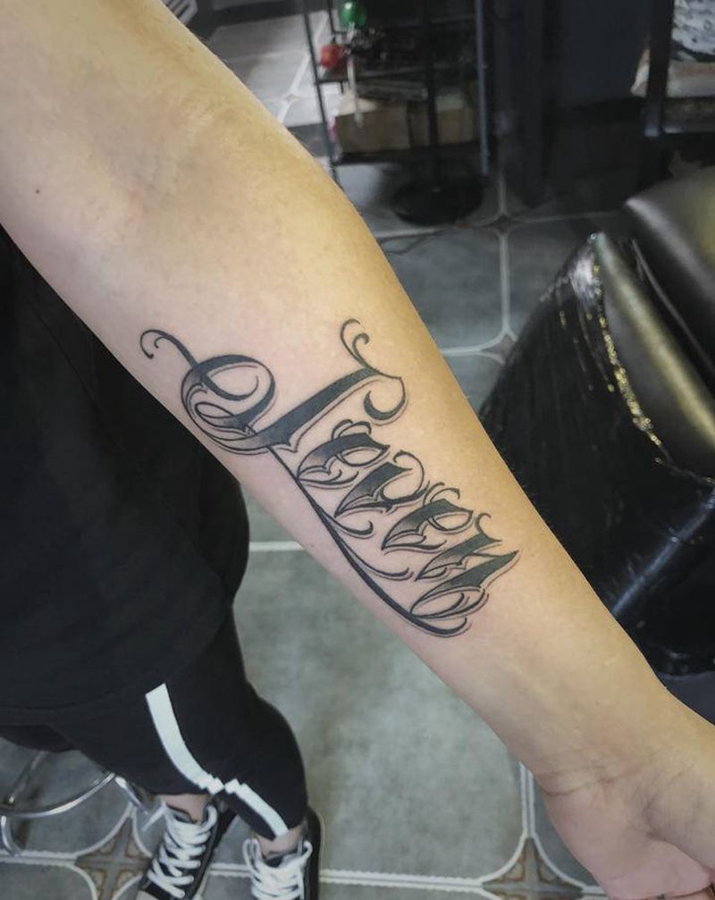 字纹身图片_臀部手臂花体字纹身图案